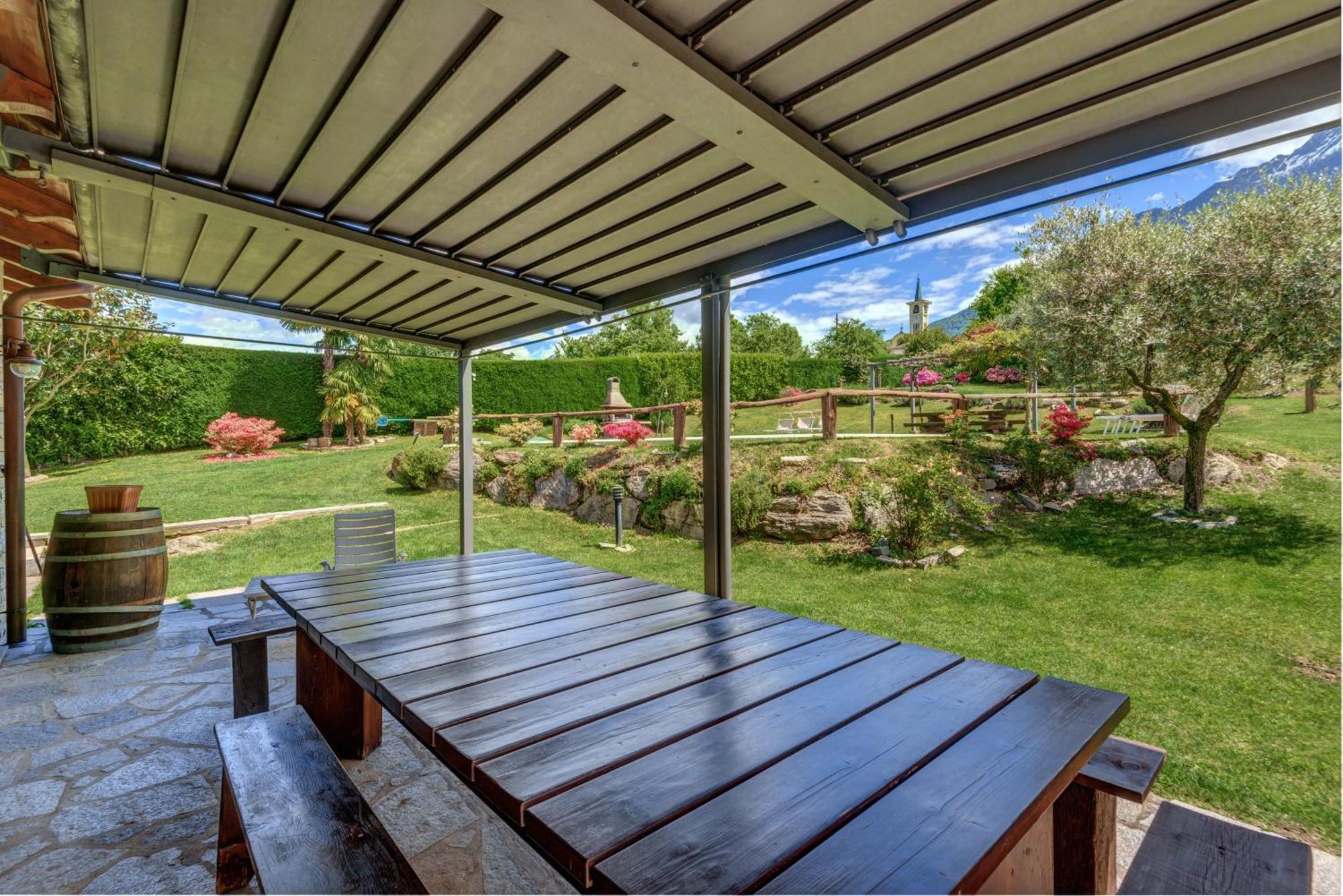 Villa La Corte With Amazing Pool And Garden Colico Eksteriør bilde
