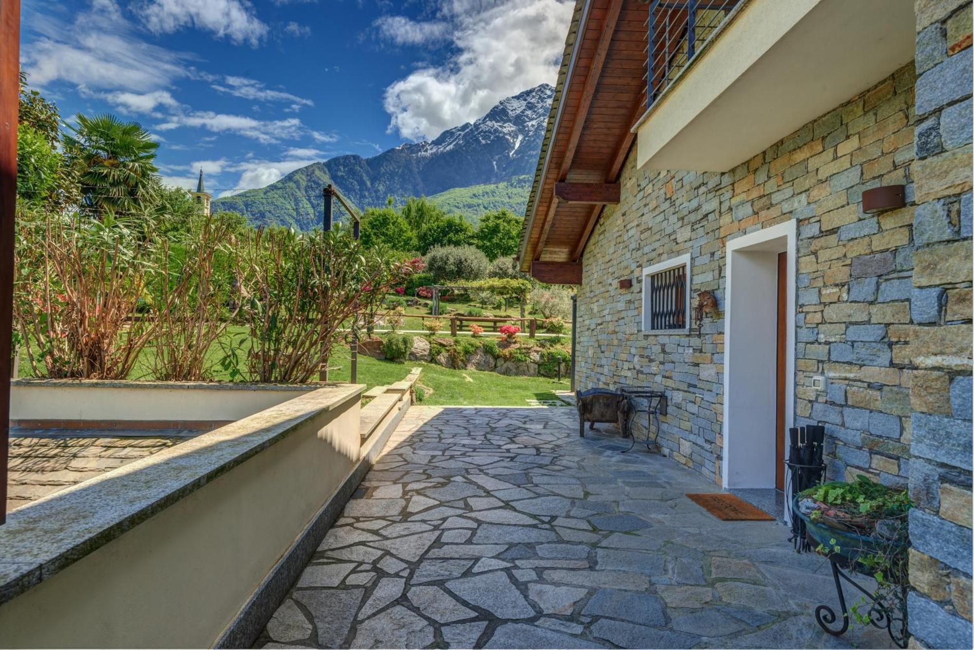 Villa La Corte With Amazing Pool And Garden Colico Eksteriør bilde