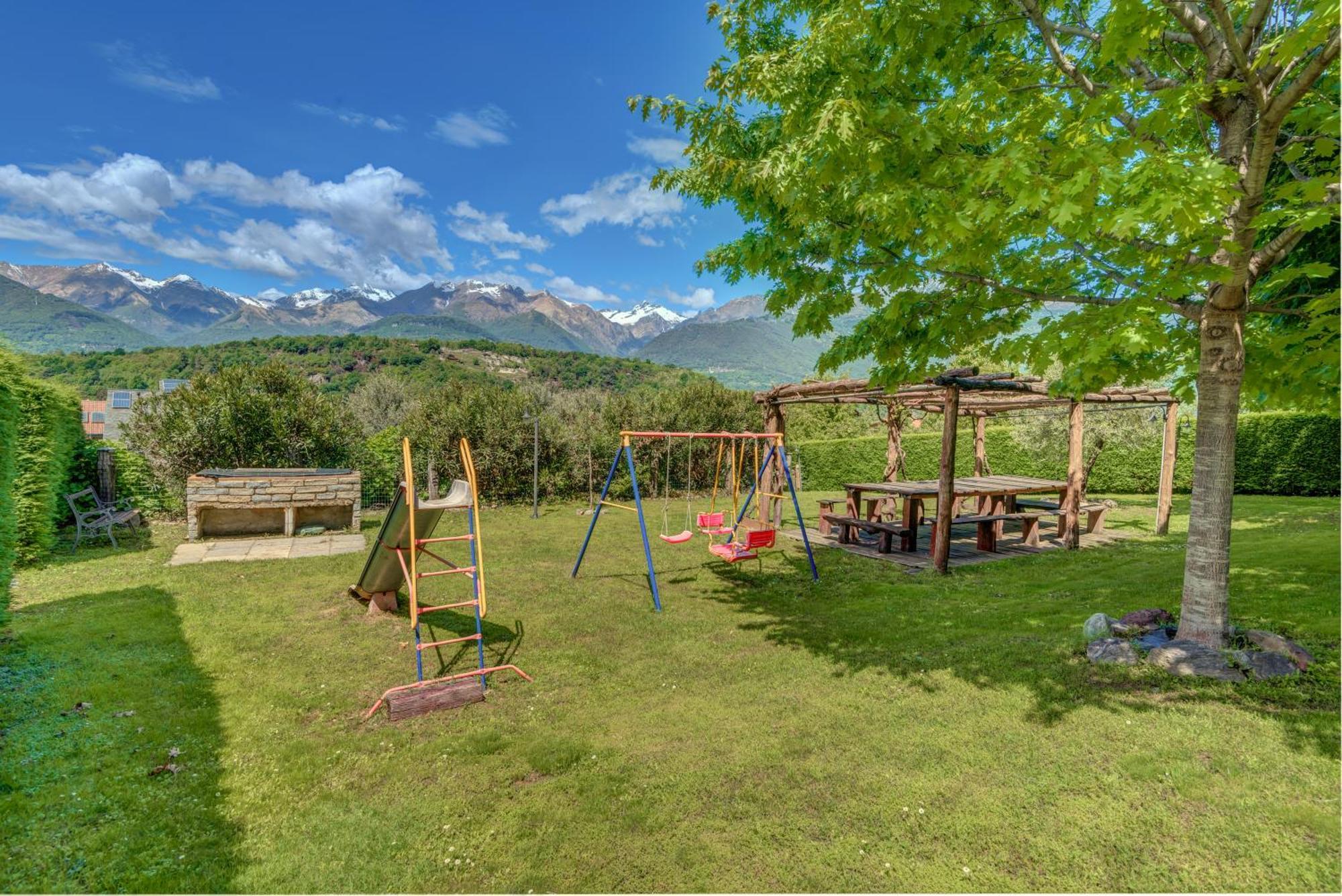 Villa La Corte With Amazing Pool And Garden Colico Eksteriør bilde
