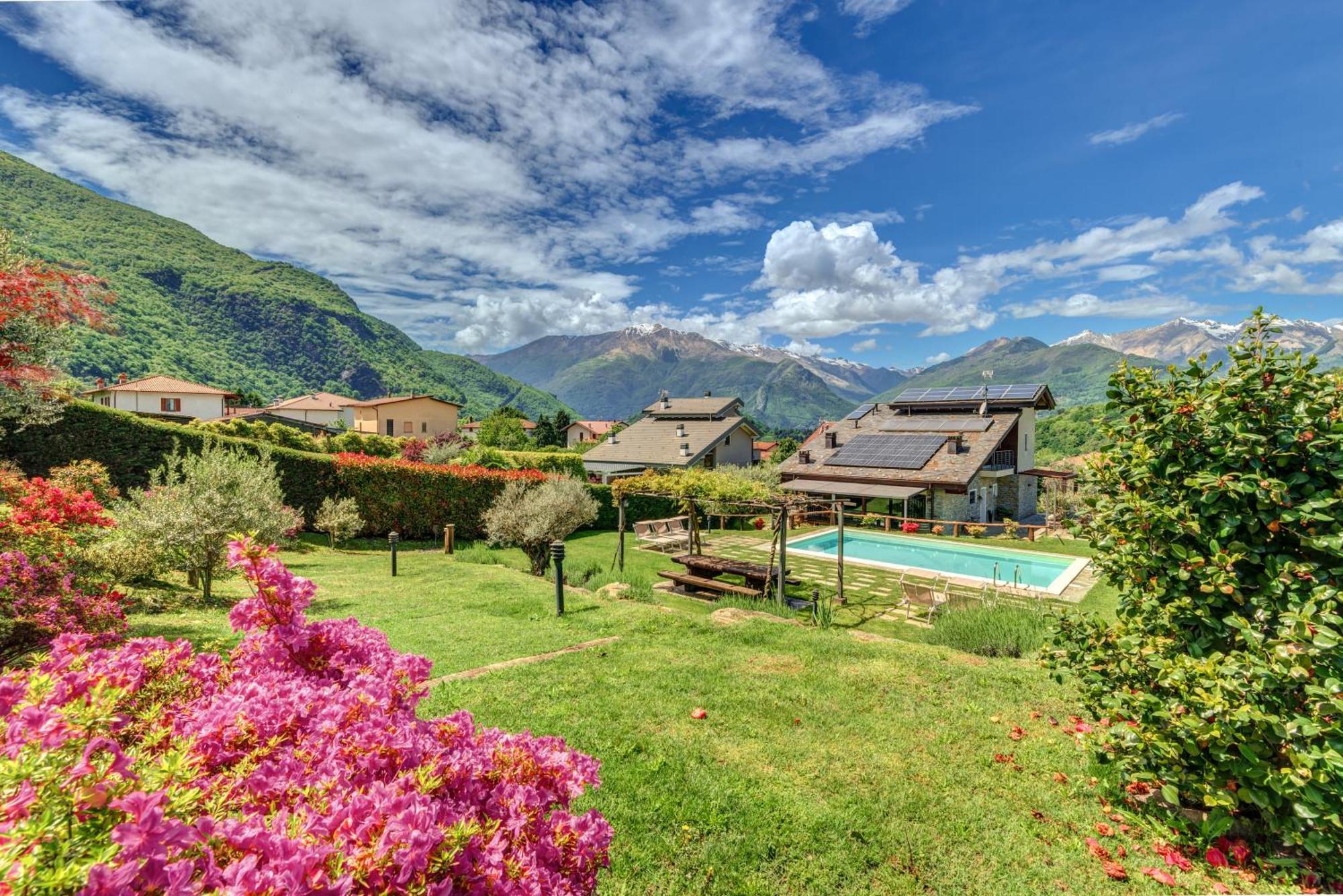 Villa La Corte With Amazing Pool And Garden Colico Eksteriør bilde