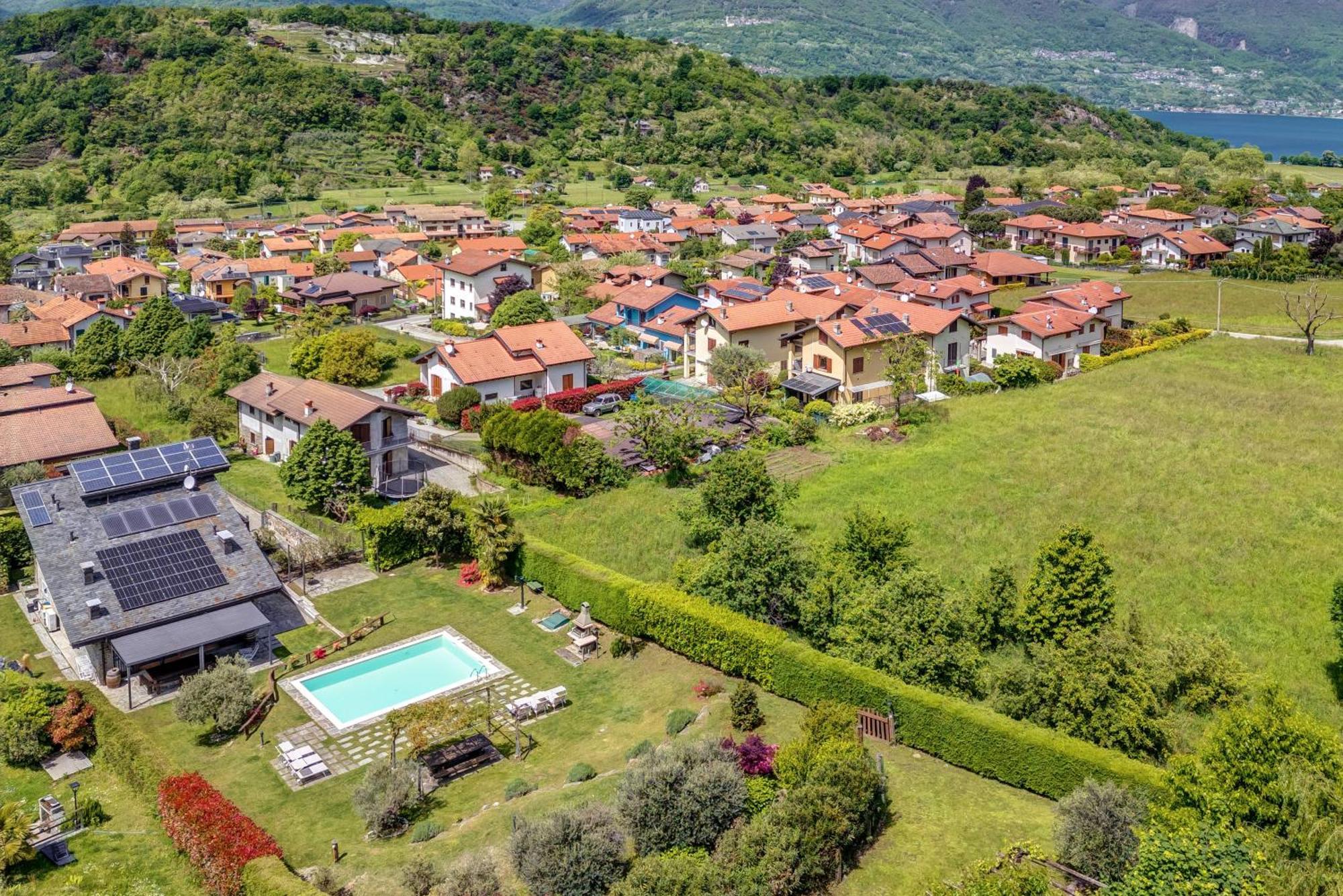 Villa La Corte With Amazing Pool And Garden Colico Eksteriør bilde